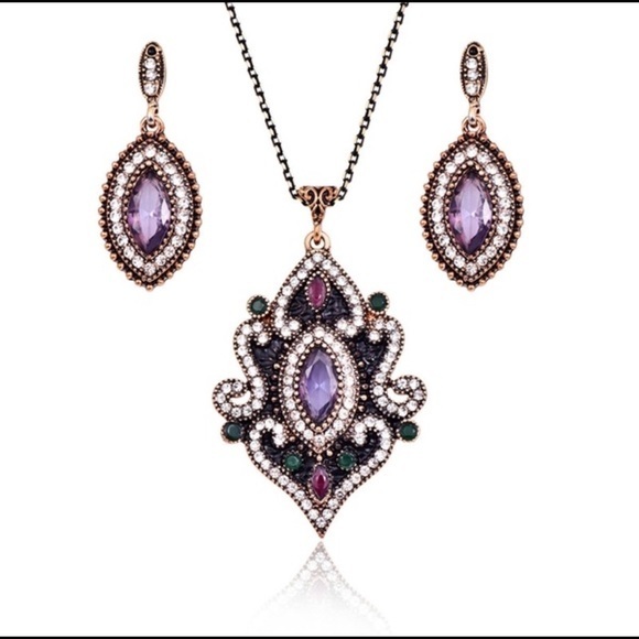 Jewelry - Gorgeous Vintage Style Necklace & Earrings